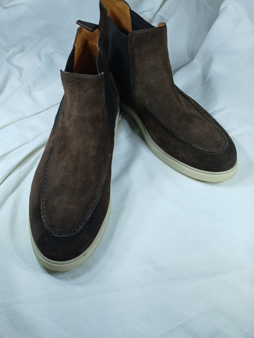 Magnanni Mens Dark Brown Suede Chukka Boots with Cream Sole
